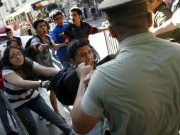 Medio centenar de estudiantes de educación media se enfrentaron con custodios del Senado en la capital chilena. EFE  /