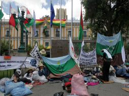 Un grupo de alrededor de 200 indígenas se instaló en la Plaza de Armas, donde permanecen a la intemperie. EFE  /