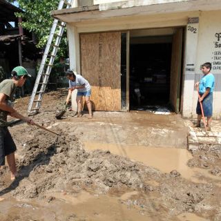 Damnificados por 'Jova' reciben primeros cheques