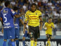 Ernesto Aquino de Isidro Metapan y Carlos Pavon de Real España, drurante el partido de la CONCACAF. MEXSPORT  /