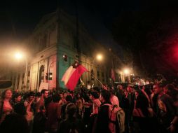 Jóvenes acudieron a las afueras del excongreso de Chile, luego de que líderes estudiantiles convocaran a una manifestación. EFE  /