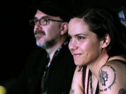 El director Hari Sama y la actriz Úrsula Pruneda en su encuentro con la prensa del FICM.  /