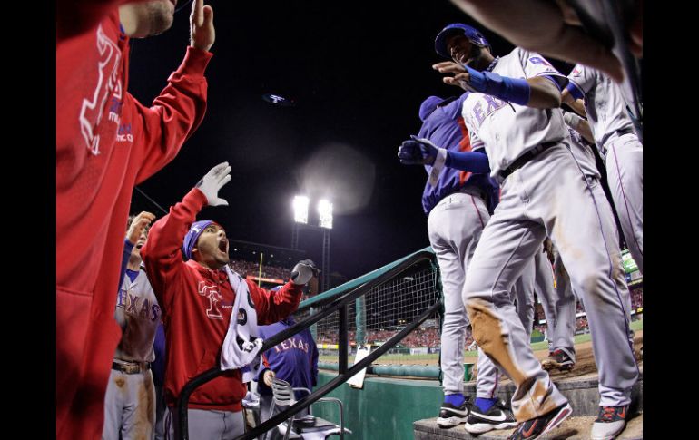 Vigilantes de Texas celebrádo su victoria. AP  /