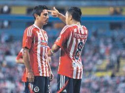 Imagen del desafortunado festejo de Alberto Medina y Marco Fabián, el pasado sábado ante Estudiantes Tecos. MEXSPORT  /