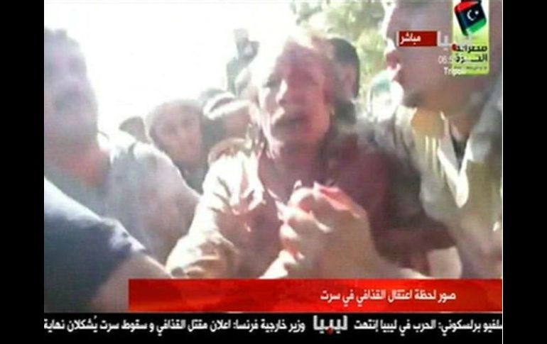 Imagen de una cadena de televisión libia donde el ex líder libio, Muammar Gaddafi, está cubierto de sangre. REUTERS  /