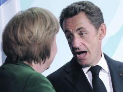 Angela Merkel y Nicolas Sarkozy determinaron consultar al sector privado sobre la sustentabilidad de la deuda griega. REUTERS  /