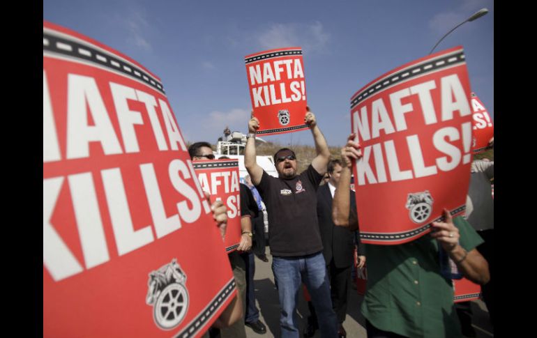Transportistas estadounidenses protestan en San Diego, California, con pancartas que dicen el “TLC mata”. AP  /