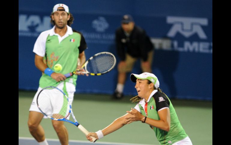 Contra todos los pronósticos, la pareja venció primero a los paraguayos y ahora a los brasileños. EFE  /