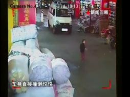 La captura del video muestra a la niña momentos antes de ser arrollada. ESPECIAL  /