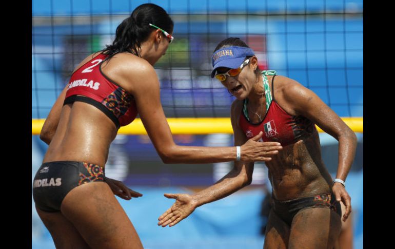 Candelas y García celebran una anotación durante el partido. AFP  /