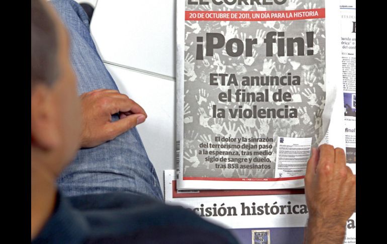 Un hombre lee la portada de uno de los periódicos vascos que anuncian el fin de ETA. EFE  /