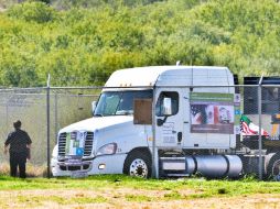 El conductor de camión mexicano cruza el Puente del Comercio Mundial de Comercio III de Nuevo Laredo a Laredo. AP  /