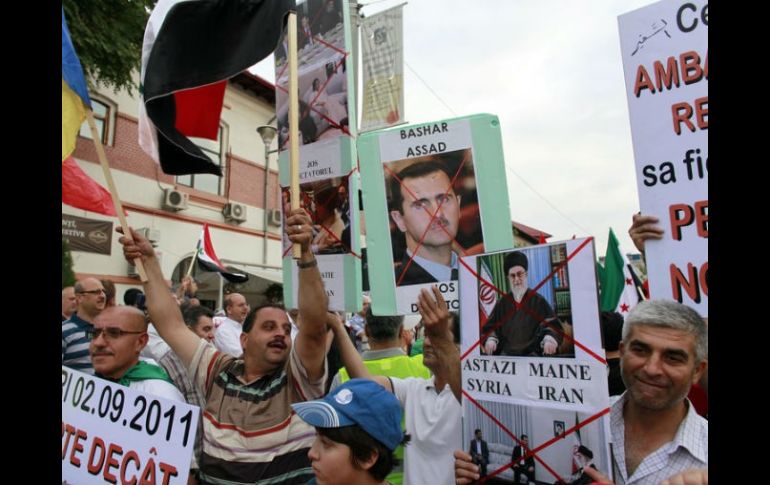 Los manifestantes desafiaron la presencia de las fuerzas de seguridad que se apostaron a las afueras de las mezquitas.  /