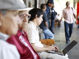En el Palacio Municipal de Guadalajara es común ver a su alrededor a las personas que se sientan en sus portales para usar la red.  /