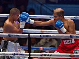 El superpluma Juan Antonio 'Mozo' Rodriguez (D) muestra su técnica durante una pelea. MEXSPORT  /