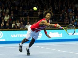 El tenista francés Gael Monflis responde al servicio de su rival durante el abierto de Estocolmo. AFP  /