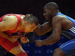 Escobar (rojo) consigue colgarse la de bronce. MEXSPORT  /