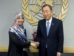 El secretario general  Ban Ki-moonas junto a la ganadora del Premio Nobel de la Paz 2011, la yemaní Tawakkul Karman. AFP  /