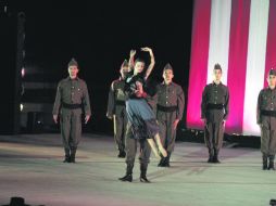 Escena de Carmen, espectáculo de ópera y danza que conmovió a los asistentes a la plaza de toros.  /