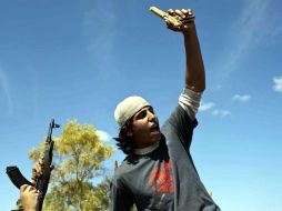 Rebelde libio muestra la pistola chapada en oro que, supuestamente, pertenecía a Gadhafi. EFE  /