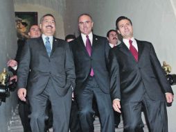 Manlio Fabio Beltrones, el gobernador de Querétaro, Eduardo Calzada, y Enrique Peña Nieto, salen del Palacio de Gobierno. EL UNIVERSAL  /