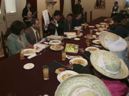El presidente boliviano, Evo Morales, muestra un documento a los pueblos indígenas, durante una reunión en la ciudad de La Paz. REUTERS  /