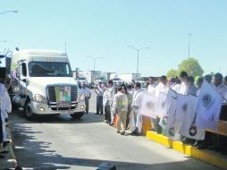 Momento en que el primer camión mexicano cruza a territorio estadounidense. EL UNIVERSAL  /