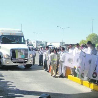 Camiones mexicanos ya cruzan a Estados Unidos