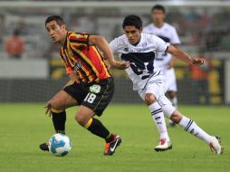 Zepeda, de UdeG, es marcado por un defensa puma.  /