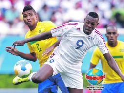 El cubano Heviel Cordoves (der. ) disputa el balón con el brasileño Madson dos Santos. EFE  /