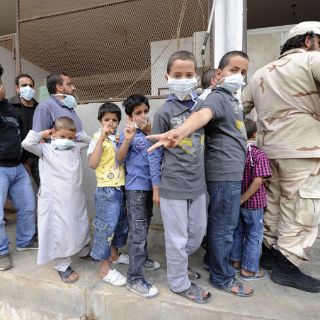 Libios hacen filas para ver el cadáver de Gadhafi