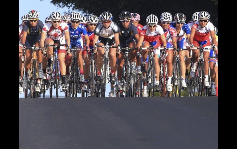 Recorren 80 kilómetros en el circuito montado en el poniente de la ciudad. REUTERS  /