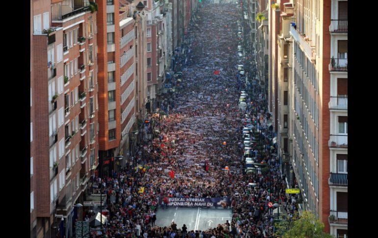 Miles de personas desfilaron el sábado a favor 'de una solución para el país Vasco'. AFP  /