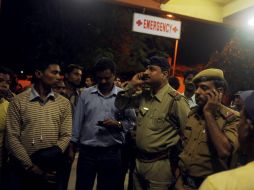 Policías y voluntarios esperan por los heridos en hospital de la zona. AFP  /