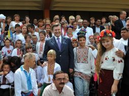 Presidente de Ucrania,Víctor Yanukóvich, posando con niños afectados en Chernóbil, durante su visita a Cuba. EFE  /