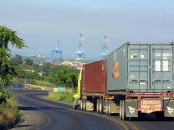 Todos los camiones mexicanos pasarán por rayos gamma y revisiones exhaustivas en la aduana de Estados Unidos. ARCHIVO  /