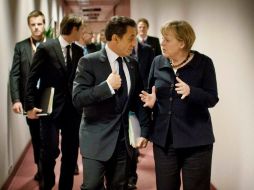 Nicolás Sarkzoy y Angela Merkel durante reunión en Bruselas. REUTERS  /