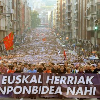 Separatistas vascos marchan por las calles de Bilbao