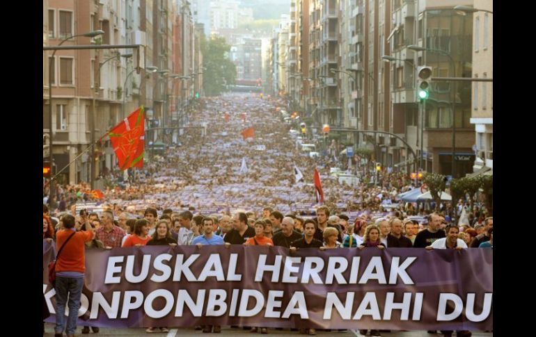 Miles de personas marchan con pancarta que dice El País Vasco quiere una solución. REUTERS  /