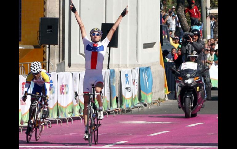 El ciclista celebra su victoria al final de la competencia. AP  /