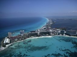 El año pasado el aeropuerto de Cancún recibió a 60.000 turistas franceses. ARCHIVO  /