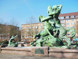 En Plaza de la República se encuentra una escltura de dos centauros luchando por un pez, representación de Hamburgo y Altona. ESPECIAL  /