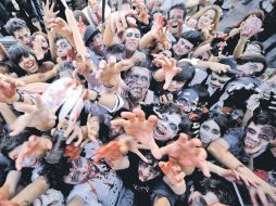 Los muertos vivos cambiaron la fisonomía de la ciudad. Centenares disfrutaron la performance.  /