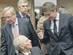 El presidente del Eurogrupo, Jean Claude (abajo) y Francois Baroin, durante la reunión de ministros de la UE. EFE  /