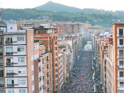 Una multitud se manifiesta en las principales calles de Bilbao para exigir una solución pacífica al conflicto político. AFP  /