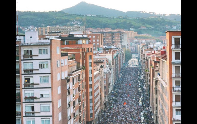 Una multitud se manifiesta en las principales calles de Bilbao para exigir una solución pacífica al conflicto político. AFP  /