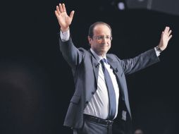 Hollande agradece a los asistentes a la convención socialista ante los líderes de su partido en el Halle Frayssinet. REUTERS  /