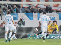 Memo Ochoa, del Ajaccio, detiene el penal a Andre Ayew, del Marsella. AFP  /
