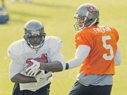 Josh Freeman (der.) le entrega el ovoide a Earnest Graham, durante un entrenamiento de los Bucaneros de Tampa Bay. AP  /