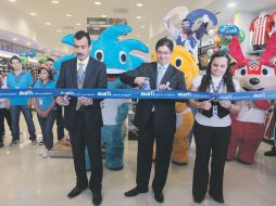 Momento en que los dirigentes  de Deportes Martí realizan el corte de listón de la nueva tienda en Guadalajara.  /